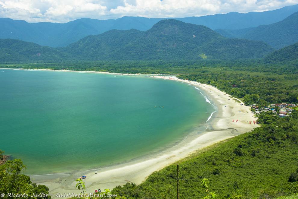 Imagem do alto de toda orla da Praia da Fazenda em Ubatuba.